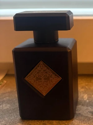 Initio Atomic Rose 90ml - Atomic Rose från Initio. 90ML flaska med cirka 80ML kvar (Köpt i NK Göteborg). Väldigt trevlig doft av ros och vanilj som uppskattas av många. Säljs då jag har väldigt många parfymer i kollektion vilket gör att denna ej kommer till använding lika mycket som den borde göra. Original förpackningen ingår självklart. Tack För Intresse!