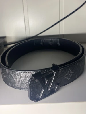 Bälte grish  - Ett fint bälte Från L knappt använt sitter bra och ser bra ut hör av er om ni har frågor 