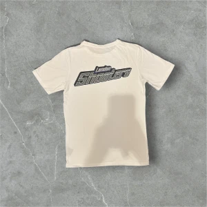 Trapstar London Shooters - Trapstar London Shooters T-shirt i strl M lite dåligt ljus på bilderna men tröjan är vit. Skicket är okej. Pris kan diskuteras vid snabb affär.