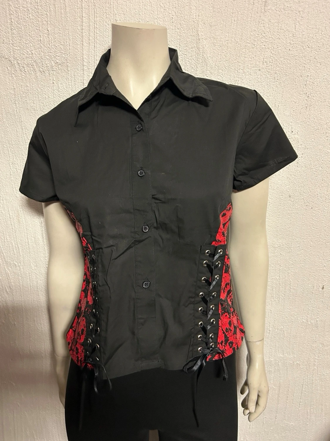 Lite kortare skjorta fr Poizen i storlek M/L.