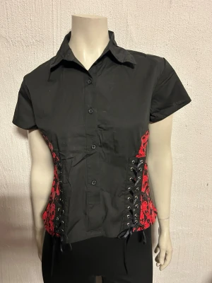 Lite kortare skjorta fr Poizen i storlek M/L. - Lite kortare skjorta i bomull. Storlek M/L. Från Poizen. Helt ny.