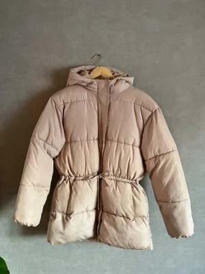 Beige pufferjacka  - Säljer en beige pufferjacka med snörning i midjan. Perfekt för att hålla dig varm under vintern💕Jackan är lite smutsig som jag visar på bilden, men inget som syns mycket🫶🏻