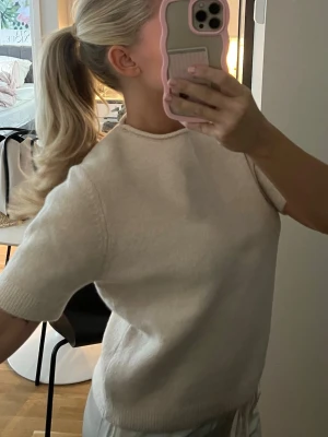 Stickad T-Shirt - Mjuk stickad från Zara, liten i storleken så passar bra även om man är S/M ⭐️ 