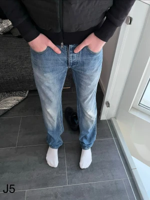 Blå jeans med raka ben från Jack & Jones - Säljer ett par klassiska blå jeans från Jack & Jones med Clark/Regular Fit passform.  Jeansens strl är angiven som 30/32 men känns tajtare i midjan än så. Mer som 29/32. Hör av er kring minsta funderingar!
