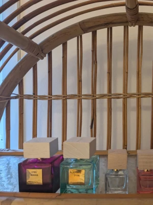 Rituals split🌸 - Splittar mina Rituals parfymer och bodymist i 3 ml glasdekanter med spray✨️25 kr styck✨️Skriv vilka du vill ha så ändrar jag pris✨️Dessa dofter finns🔅Ciel rouge🔅Soleil d'or🔅Ocean infini🔅Reve de Hanami🔅Fleurs de L'Himalaya🔅Rituals of Karma🔅Rituals of Ayurveda 