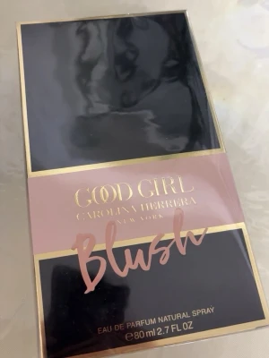 Good Girl Blush EdP 80ml - Good Girl Blush från Carolina Herrera är en Eau de Parfum i en elegant förpackning. Volymen är 80 ml, perfekt för dig som vill ha en lyxig doft i vardagen. Snygg design som sticker ut i badrumsskåpet.