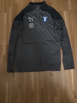  Malmö FF träningströja  - Perfekt skick, säljer då den tar plats i garderoben, kan absolout gå ner i pris vid snabbaffär! 
