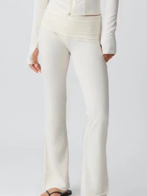 Yogapants ginatricot  - Säljer ett par vita/beiga yogapants ”soft touch” från ginatricot i stl S💕Använda, har inga defekter/fläckar. Säljer de såklart tvättad💕Jag är ca 170 och de passar perfekt på mig i längd/midja