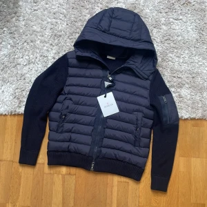 Mörkblå Moncler cardigan  - Hej! Säljer en mörkblå moncler cardigan i storleken M står L men passar M. Säljs för endast 1799kr. Skriv vid minsta fundering 