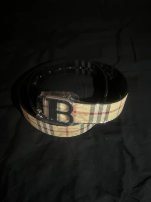 Burberry bälte - Beige bälte från Burberry med silver B i storlek 105 CM, helt ny och oanvänd 🙂