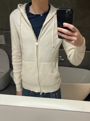 Paul taylor kashmir zip hoodie - Säljer den här riktiga snygga kashmir zip hoodien i en vit/beige färg från det italienska märket Paul Taylor! Den är i väldigt bra skick förutom att den är lite nopprig. Den är i storlek S men sitter mer som XS. Skriv vid minsta fråga/fundering🙌🏼