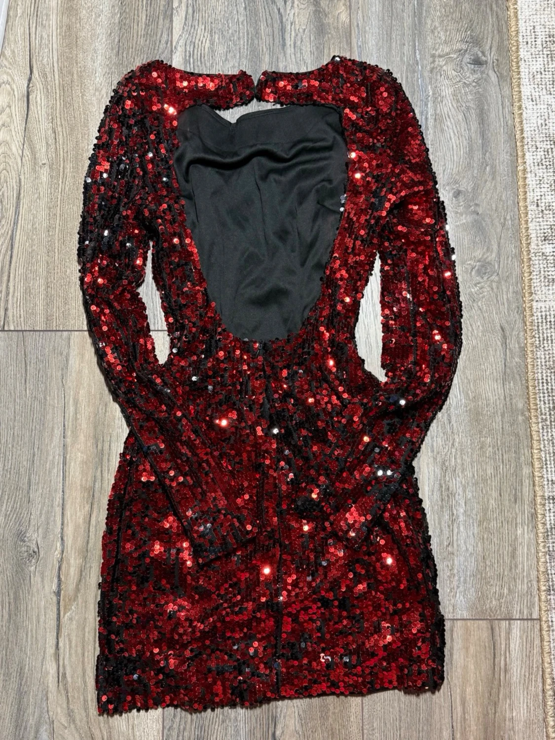 Röd paljettklänning med öppen rygg - 3