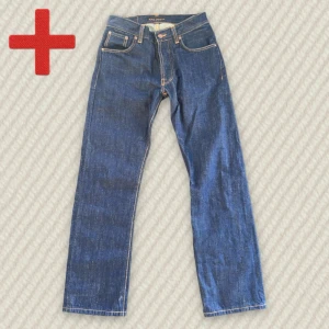 Nudie Jeans Loose Leif Dry  - Ett par dry Nudie jeans Loose Leif som passar som 27/30. Bra skick, skriv om du har frågor!  Mått: Midja – 37.5 cm, Lår – 27 cm, Innersöm – 74 cm, Längd – 100 cm, Benöppning – 19.5 cm