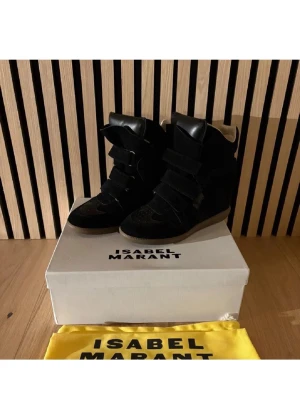 Isabel marant Svart - Aldrig använda utomhus, Ny skick. Jättefina Isabel Marants med kilklack som stått som prydnad och nu är dags att sälja av. Köpta av mig för runt 5700❤️ Orderbekräftelse finns jälvklar och bara att skriva om ni undrar något mera❤️ Kan diskutera priset vid en snabb affär!🙂