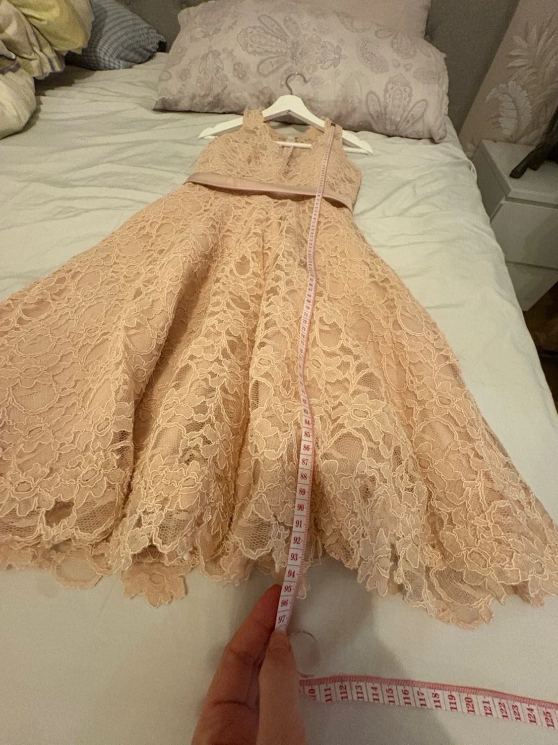 Ljusrosa spetsklänning med rosett - 4