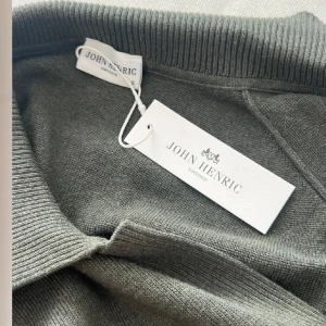 Olivgrön tröja från John Henric - (Tröjan är helt oanvänd) Säljer en stilren tröja från John Henric. Tröjan har klassisk krage, lång ärm och är tillverkad i mjukt stickat material. Perfekt för dig som gillar en clean look. Passar lika bra till vardagen som en utekväll. 