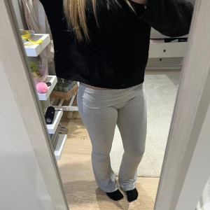 Yoga pants från Nelly - JÄTTESKÖNA yoga pants från Nelly!! Har pytte små fläckar men syns knappt, se i sista bild