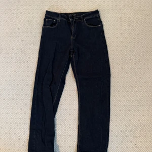 Mörkblå jeans - Mörkblå jeans med straight leg från Marc Lauge. Byxorna är storlek 40 men små i storleken. Skriv för mer info eller bilder ☺️