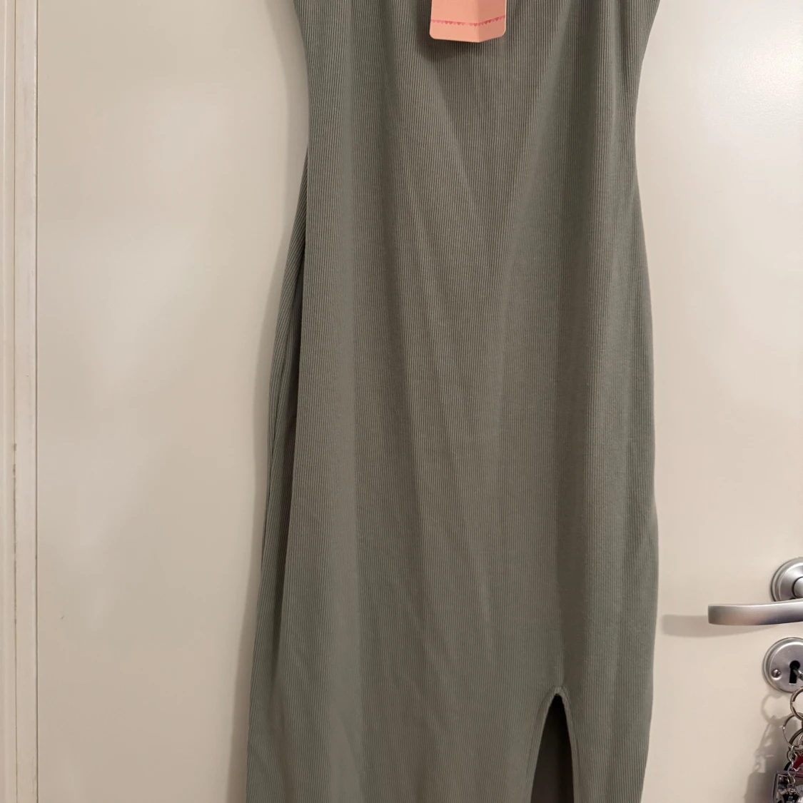 Ribbad grön långklänning med slits