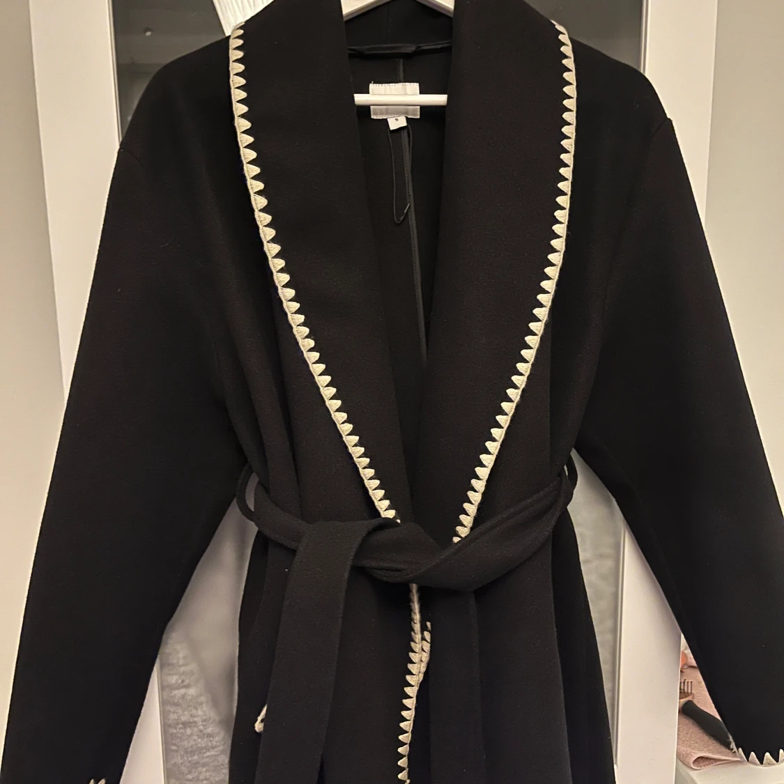 Svart kappa med mönstrad kant Kappahl