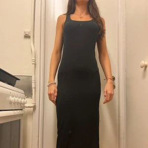 Svart tight långklänning - Svart långklänning!! ❤️ Super smidig att stylea med vad som helst! Fraktar/möts upp i Solna. Kolla gärna mer plagg i min profil <3 Paketpris gäller! 