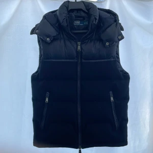 Polo Ralph Lauren Väst  - Säljer denna snygga väst pga börjar bli för liten. Västen är perfekt nu till kalare dagar, västen är använd sparsamt och i bra skick. Tveka inte på att höra av er kring funderingar!