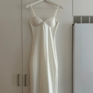 Vit långklänning från Zara - Vit långklänning från Zara men urringning och tunna band 