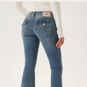 True Religion blå bootcut jeans  - Säljer nu mina älskade true religion jeans med vingar där bak , bootcut lowrise i bra skick , kostar 1500kr nya och är slut överallt