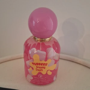 Tubbees Dreamy Treats parfym - Färgglad parfym med lekfull design, perfekt för dig som gillar söta och roliga detaljer. Volym: 50 ml. Eau de Parfum. Skapad av Grandour. Flaskan sticker ut med sin rosa look och marshmallow-motiv. Enbart testad. 