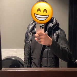 Svart Cardigan från Moncler - Superbra skick!! Pris kan diskuteras vid snabb affär 