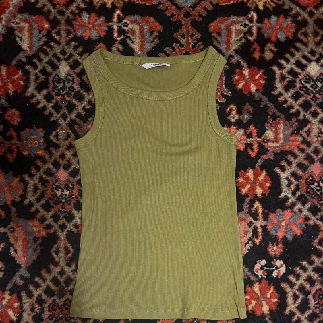 Olivgrön ribbad linnetopp