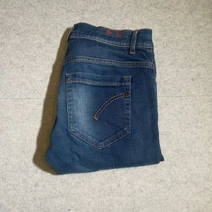 Dondup George  - Sjukt fräscha dondups i moddelen George byxorna är i mycket fint skick och är i storlek 31 vid frågor och funderingar är det bara att höra av sig mått går att lösa om det önskas 