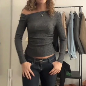 Grå offshoulder topp från Zara - Säljer en snygg grå offshoulder topp från Zara med lång ärm och figurnära passform. Endast provad❣️