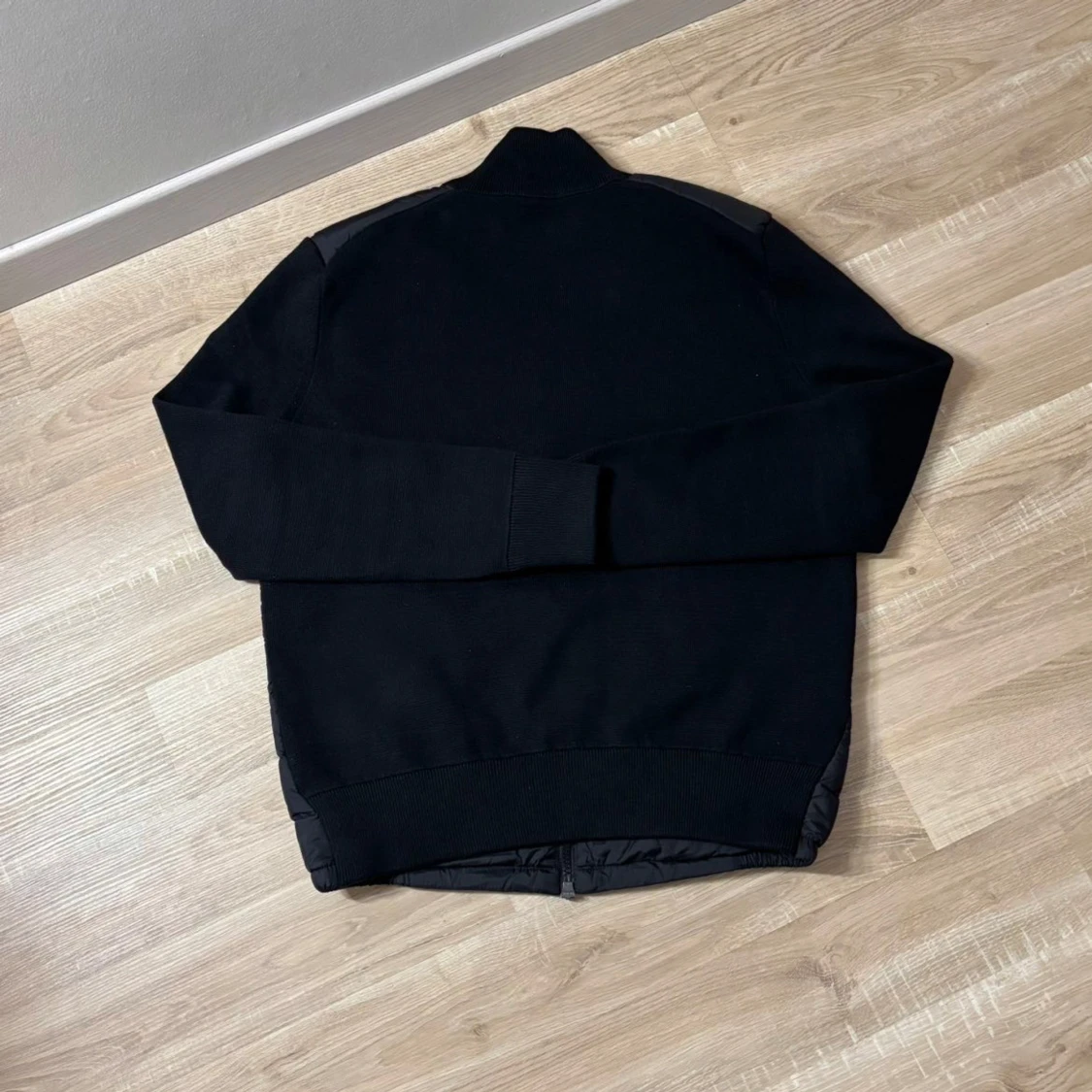 Svart dunväst från Moncler med stickade ärmar - 2