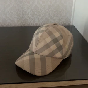 Beige rutig Burberry keps - Keps från burberry, använd men i nyskick, köpt för 2600kr