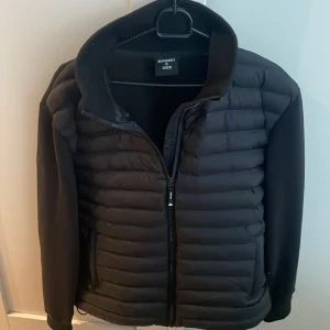 Svart cardigan från Superdry - Svart cardigan jacka från Superdry i storlek S, modellen är ca 180cm lång. Hör av dig vid funderingar! OBS! Det är inte jackan som är smutsig det är spegeln.