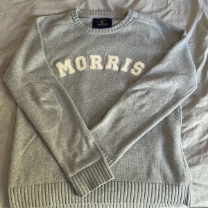 Grå stickad tröja från Morris - Snygg grå stickad tröja från Morris i väldigt bra skick! Perfekt val nu inför hösten/vintern. Anledningen varför jag säljer den är för att den är lite för stor, skulle säga att den passar någon som är ca 180-183. Dm för mera info👑