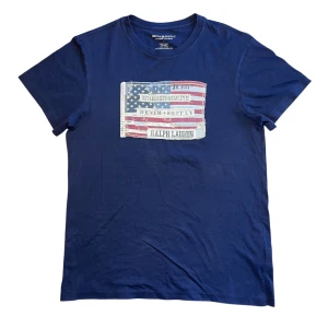 Blå t-shirt Ralph Lauren Denim & Supply - Riktigt fet marinblå t-shirt från Ralph Lauren Denim & Supply. Storleken är small men skulle säga att den passar medium. Dm för mått, öppen för bud. 