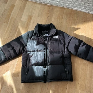   The North Face pufferjacka - en klassisk logga på bröstet och ryggen. Perfekt för kalla dagar och riktigt snygg till streetwear-stilen. Storlek s använts en vinter och är i mycket bra skick