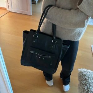 Svart handväska - Snygg väska, perfekt till skola eller jobb! Väskan har både fack på utsidan och inuti 🩷