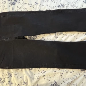 Svarta jeansbyxor från H&M  - Säljer dessa svarta bootcut jeans från H&M. Använt några gånger, skriv efter fler bilder.💕