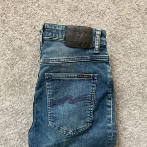 Nudie Jeans - Sjukt snygga jeans från märket Nudie Jeans | Sjukt snygg färg, väldigt eftertraktade | Skick 9/10 - BRA SKICK | Storlek W28 L28 | Jag kan gå ner i pris ‼️Kom gärna med bud och hör av dig vid minsta lilla fråga.