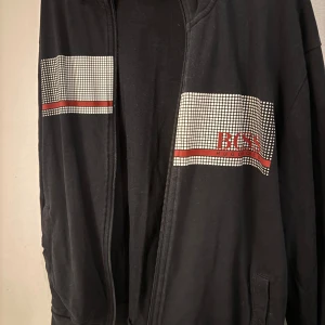 Svart bomberjacka från Hugo Boss - Fin Hugo kofta som jag säljer billigt. Tröjan är mörkblå.