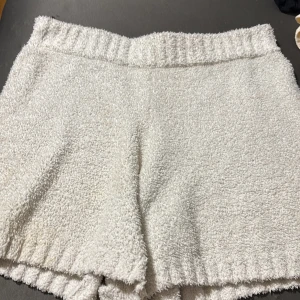 Vita frottéshorts med resårmidja - Mysiga och sköna vita shorts i frotté med bred resår i midjan. Perfekta för chill dagar hemma eller när du vill ha något riktigt bekvämt på dig. Mjuk textur och enkel design som ger en avslappnad vibe.