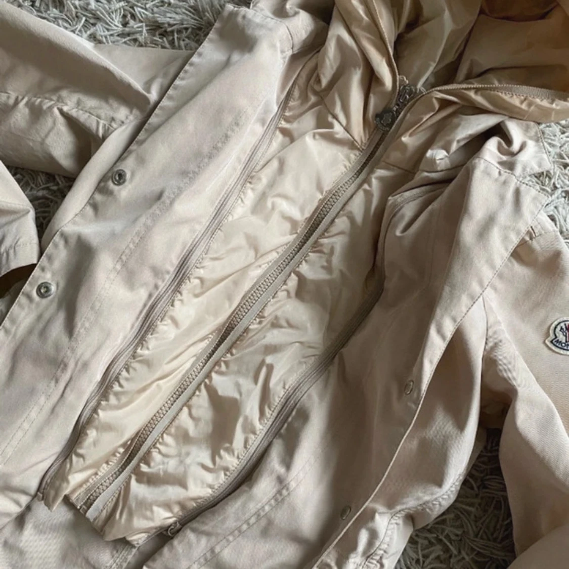 Beige vindjacka från Moncler med huva - 2