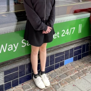 Svart kjol - Snygg svart kjol i klassisk design. Perfekt för olika tillfällen och lätt att matcha med andra plagg. Enkel och stilren look. Är mycket praktisk med två lager, alltså en underkjol insydd.