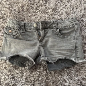 Grå jeansshorts från Gina Tricot - Snygga grå jeansshorts från Gina Tricot i strl 152 (passar större).