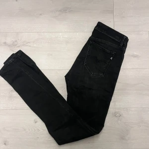 Replay jeans  - Hej! Säljer dessa replay jeans i strl W28 L32//jeansen är i fint sick//hör av er vid frågor eller så!