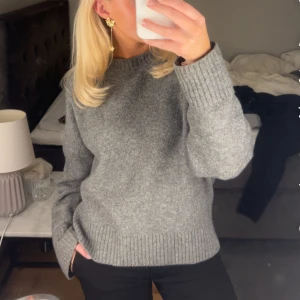 Grå stickad tröja  - Snygg stickad tröja perfekt nu till hösten🥰😍❤️❣️