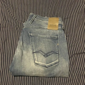 Replay Hyperflex ljusblå jeans 31/34 - Säljer ett par Replay Hyperflex jeans i ljusblå tvätt med snygga slitningar och klassisk femficksdesign. Jeansen är i princip nya, använda några gånger